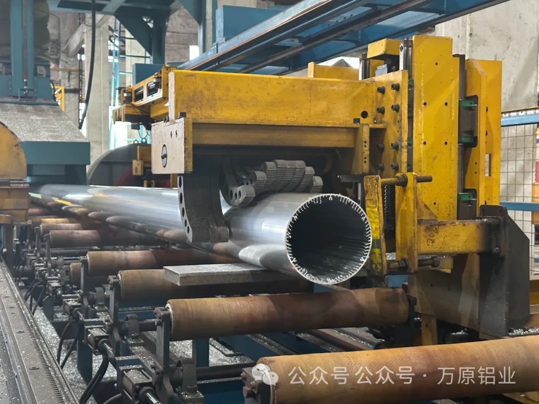 铝型材挤压.jpg 铝型材挤压.jpg