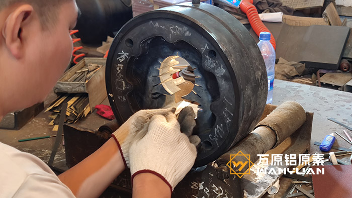 工业铝型材开模.jpg